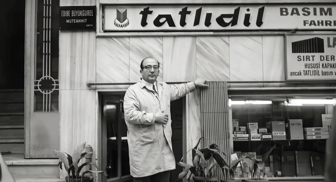 Arşivden siyah-beyaz fotoğraf: Tatlıdil Basım tabelasının altında beyaz önlüklü bir adam